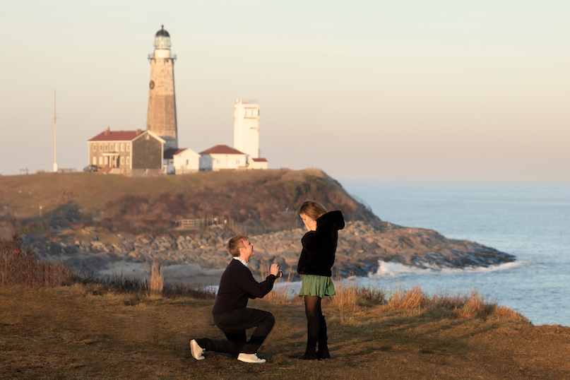 man proposes to girlfriend with the Montauk Lighthouse in the background